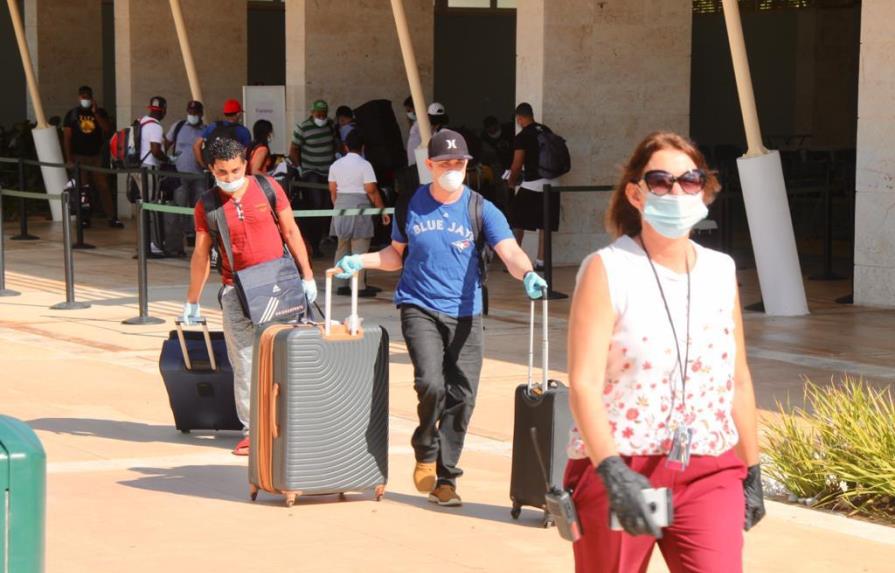 Llegan al país 16 tripulantes dominicanos que estaban varados en puertos extranjeros
