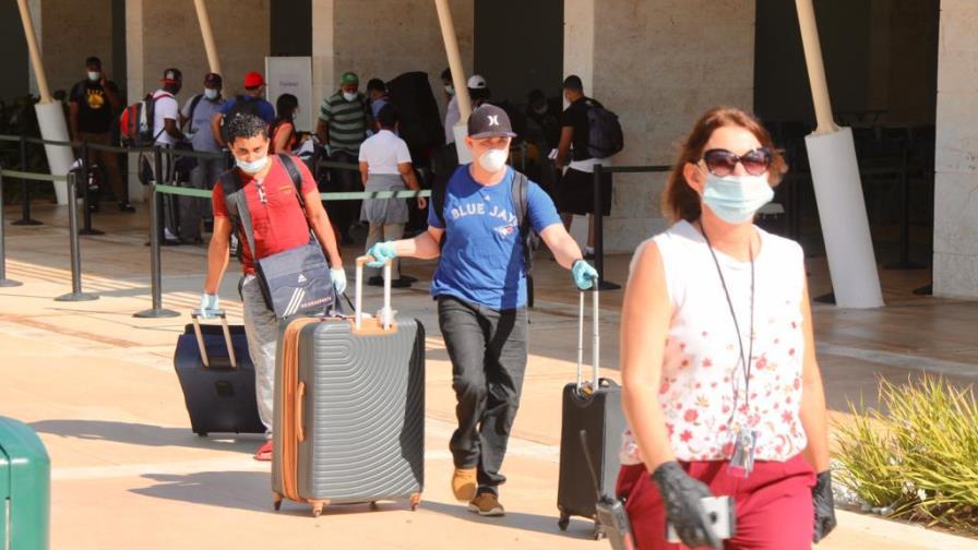 Llegan al país 16 tripulantes dominicanos que estaban varados en puertos extranjeros