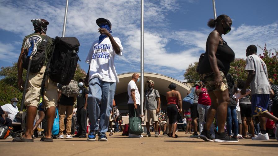 Cientos de miles huyen antes de la llegada de Laura a EEUU