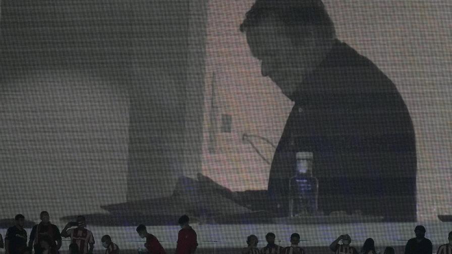 Suárez brilla y Atlético agrava los males de Barcelona