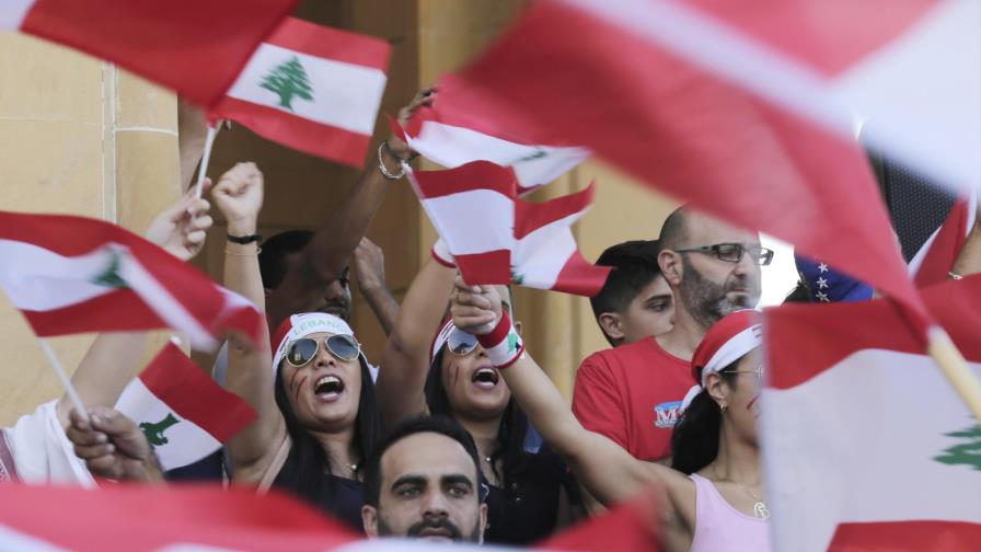 Líbano anuncia plan para aminorar las protestas masivas