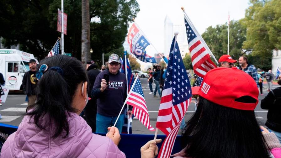 Acusan a latinos por miles de aplicaciones fraudulentas para registro de voto