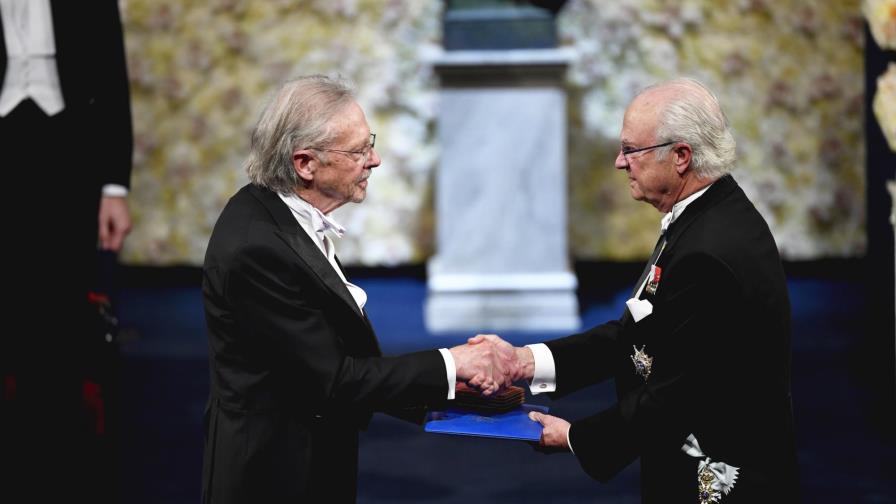 Entre protestas, Peter Handke recibe su Nobel de literatura