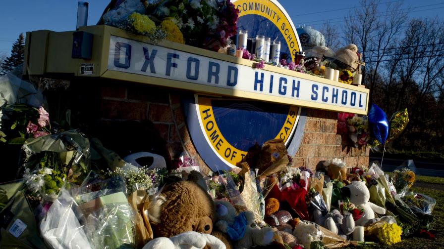Demandan a autoridades escolares por tiroteo en Michigan