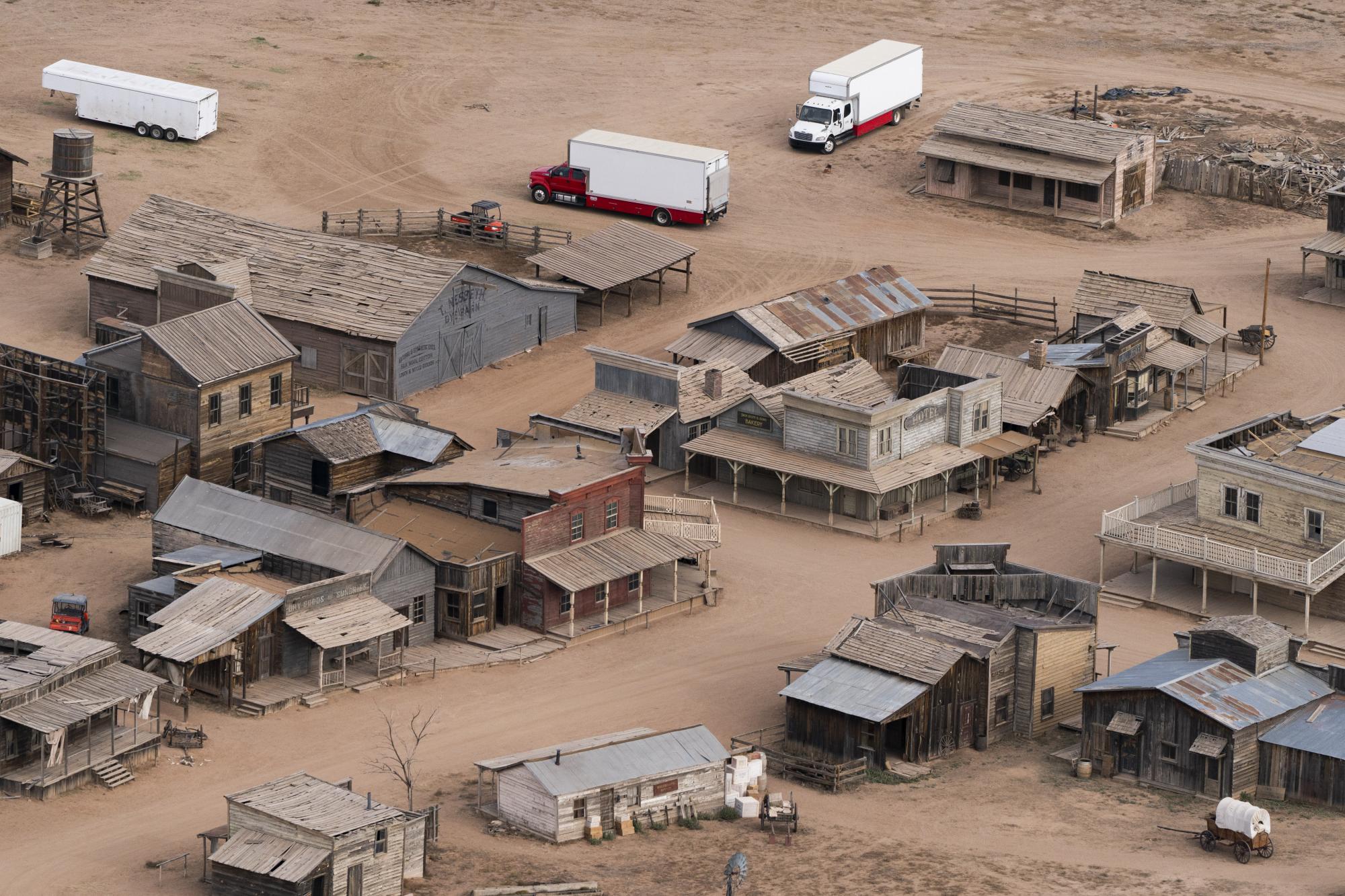 Una foto aérea del Rancho Bonanza Creek en Santa Fe, Nuevo México, el sábado 23 de octubre de 2021. El actor Alec Baldwin disparó una pistola de utilería en el set de un western que se filmaba en el rancho el jueves 21 de octubre, matando a la directora de fotografía e hiriendo al director, dijeron las autoridades. 