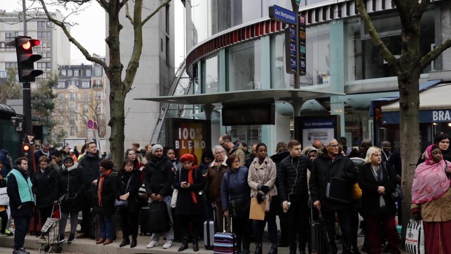 Francia, en huelga por pensiones mientras sigue el diálogo