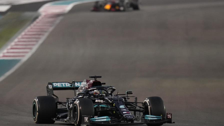 Verstappen destrona a Hamilton al ganar en la última vuelta