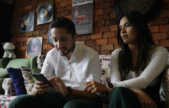 Ecuador: médicos posponen boda para atender pacientes COVID