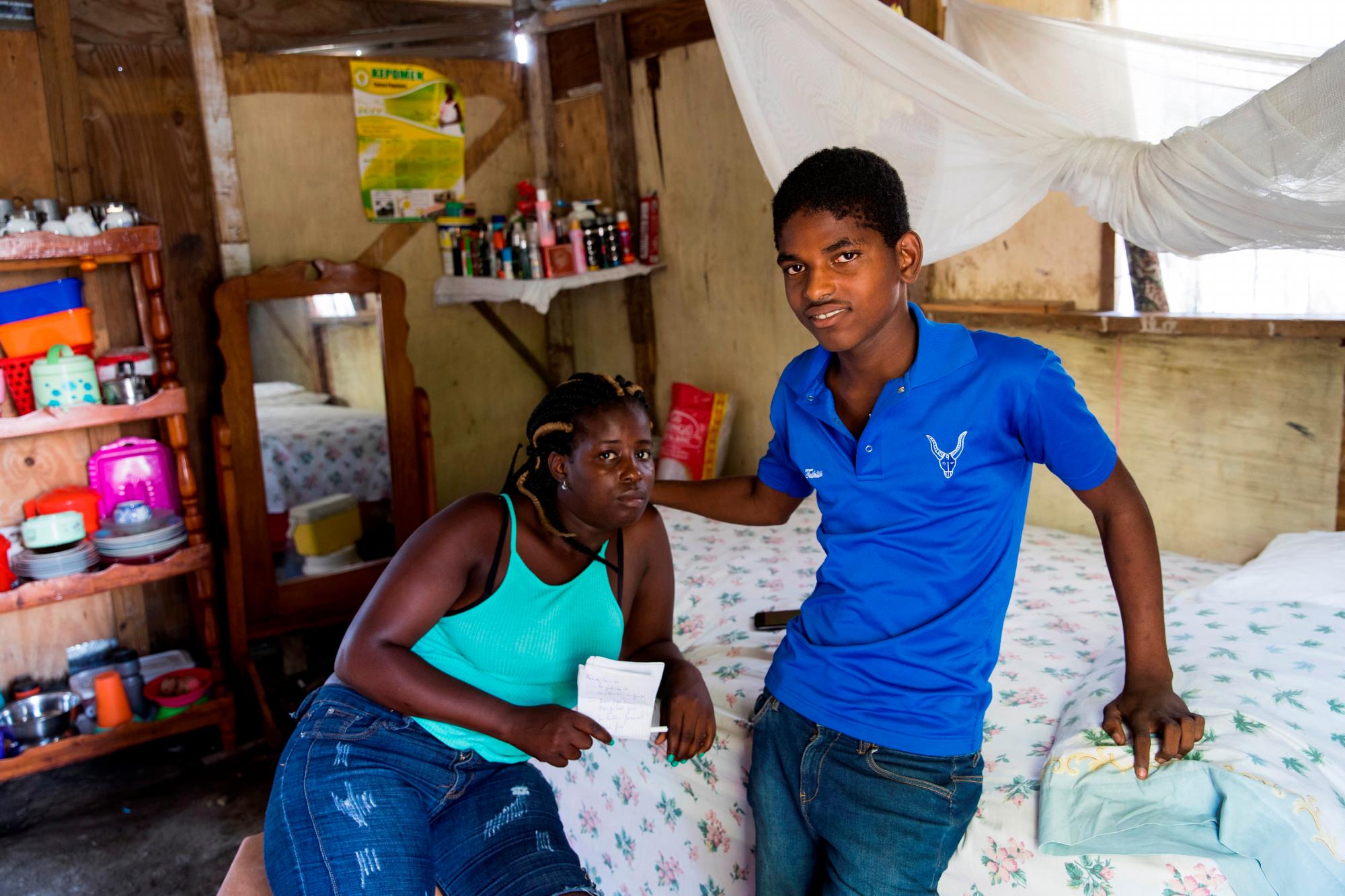 Fotografía del 8 de enero del 2020 que muestra al joven Emerson Lajoie (junto a su tía Bijou Linda) durante una entrevista con la Agencia Efe en la que asegura que le avergüenza ir a casa de su madre, a pesar de que, a punto de cumplir 15 años, ya está curtido por los insultos que le lanzan casi a diario sus vecinos solo porque es uno de los niños abandonados por los soldados de la Misión de la ONU en Haití. 