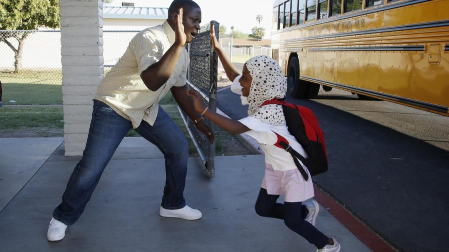 Escuelas ayudan a niños refugiados a adaptarse a EEUU