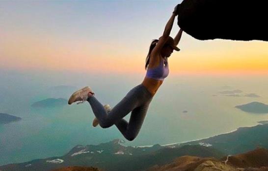 Influencer muere trágicamente tras intentar tomarse una selfie en un acantilado