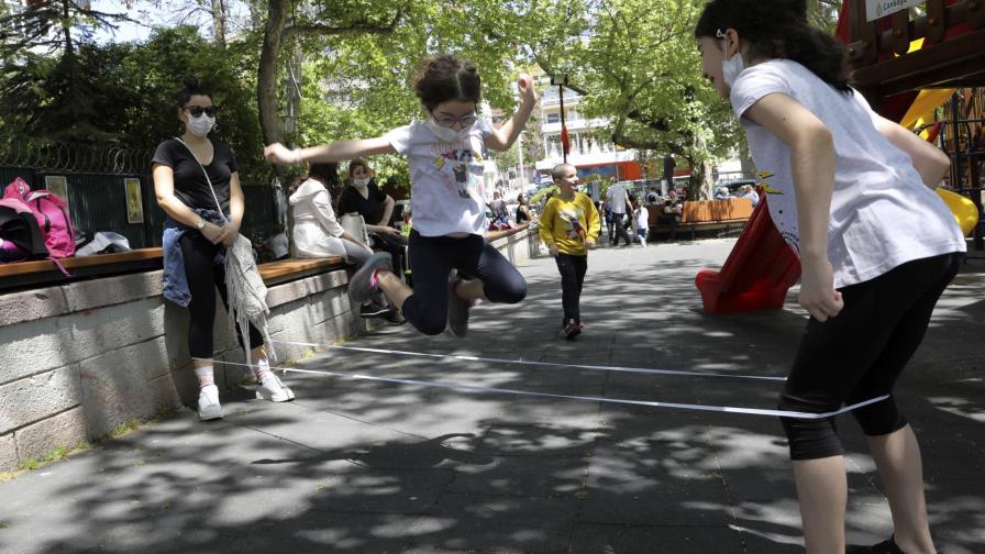 Turquía relaja medidas por pandemia; niños ya pueden salir