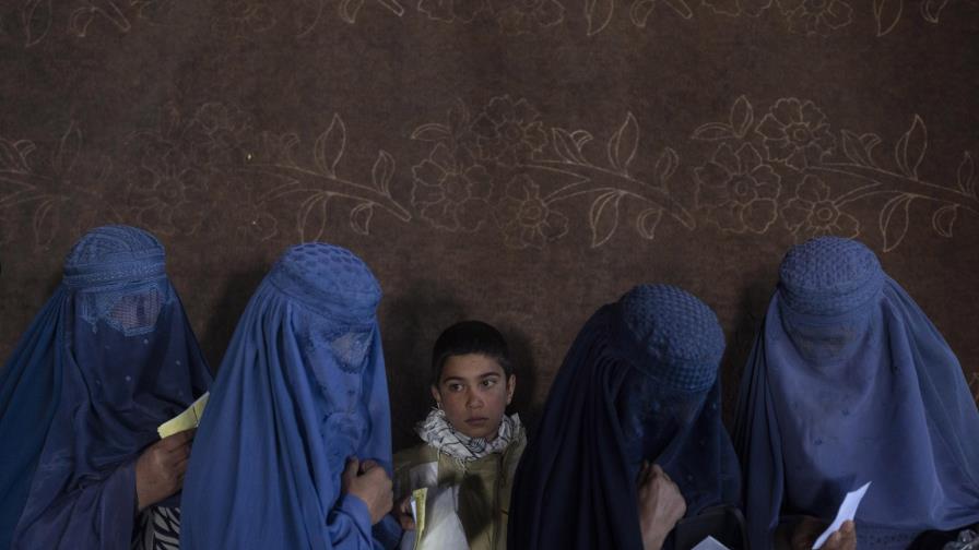 Afganistán: Talibán prohíbe matrimonios forzados de mujeres Afganistán: Talibán prohíbe matrimonios forzados de mujeres