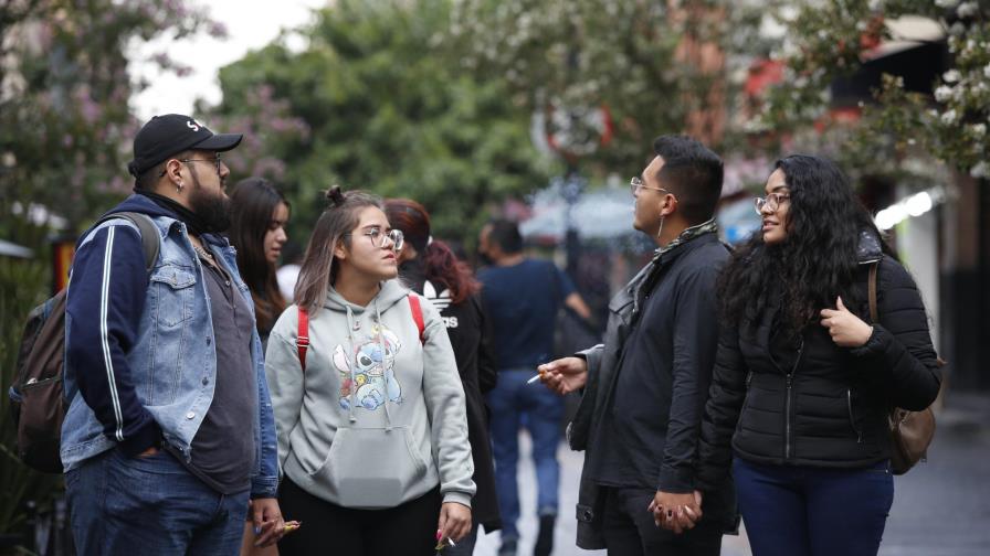 México: Jóvenes vuelven a fiestas, aunque algunos se vacunan