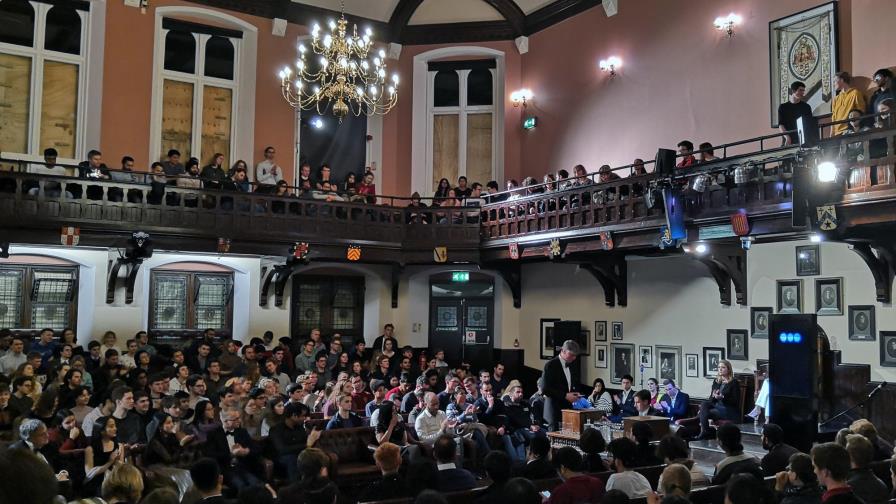 Robot polemista de IBM debate ahora... contra sí mismo Robot polemista de IBM debate ahora... contra sí mismo