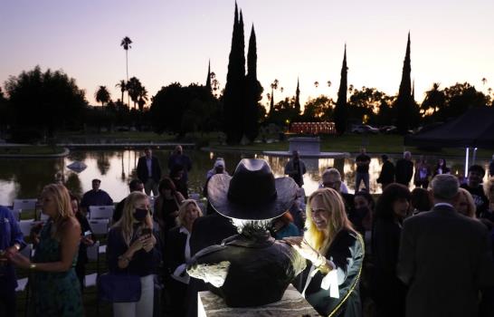 Develan busto de Burt Reynolds en cementerio de Hollywood