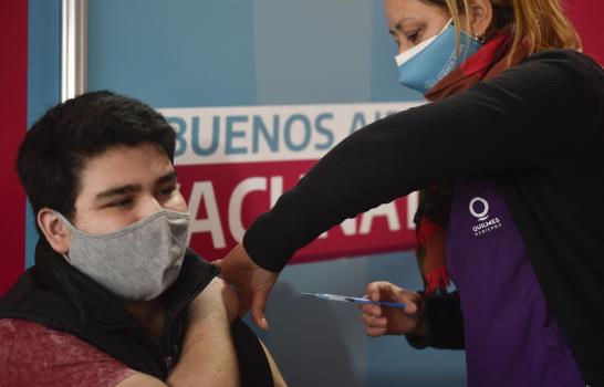 Argentina: menores reciben Moderna, habrá más dosis Sputnik