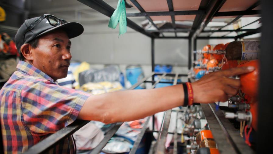 Sherpa bate récord: llega a la cima del Everest por 23ra vez