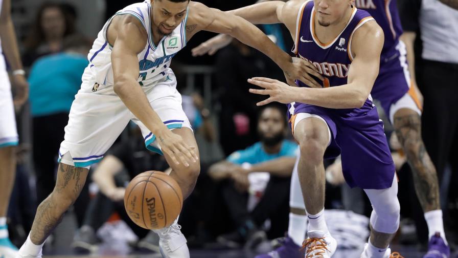 Walker anota 21 puntos en la victoria de Hornets ante Suns