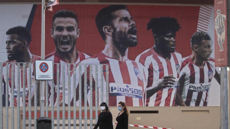El Atlético confirma 2 casos ositivos, pero viaja a Portugal