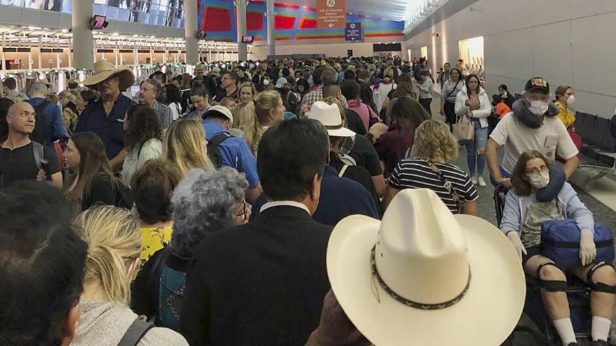 Largas esperas en los aeropuertos para los regresados a EEUU