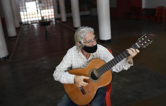 Maestro venezolano enseña a niños música, y buenos valores