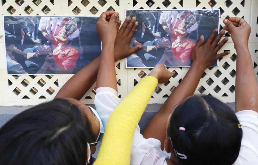 Manifestantes de Myanmar homenajean a joven baleada