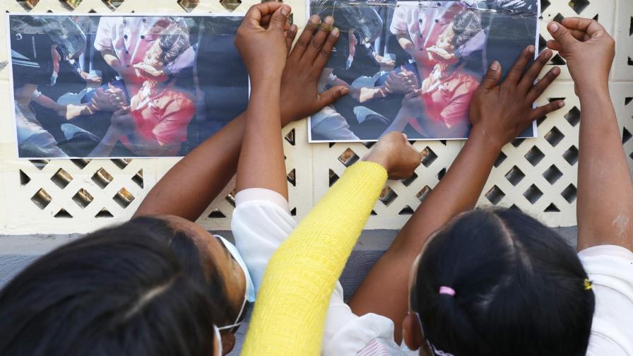 Manifestantes de Myanmar homenajean a joven baleada