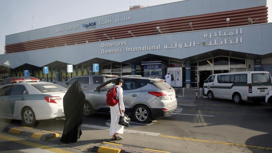 Rebeldes yemeníes atacan aeropuerto saudí, queman avión: TV