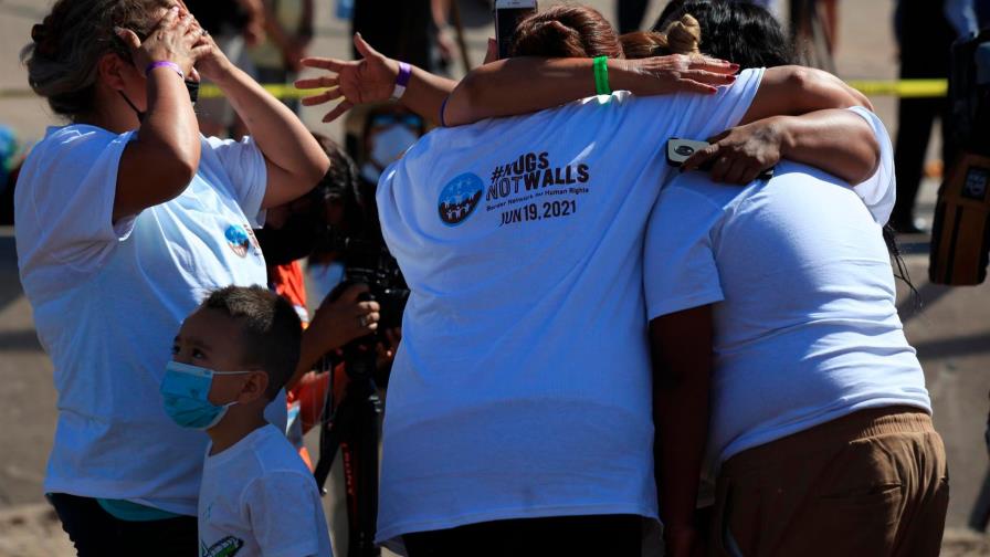 Familias migrantes se abrazan en la frontera con de México con EEUU tras décadas sin verse