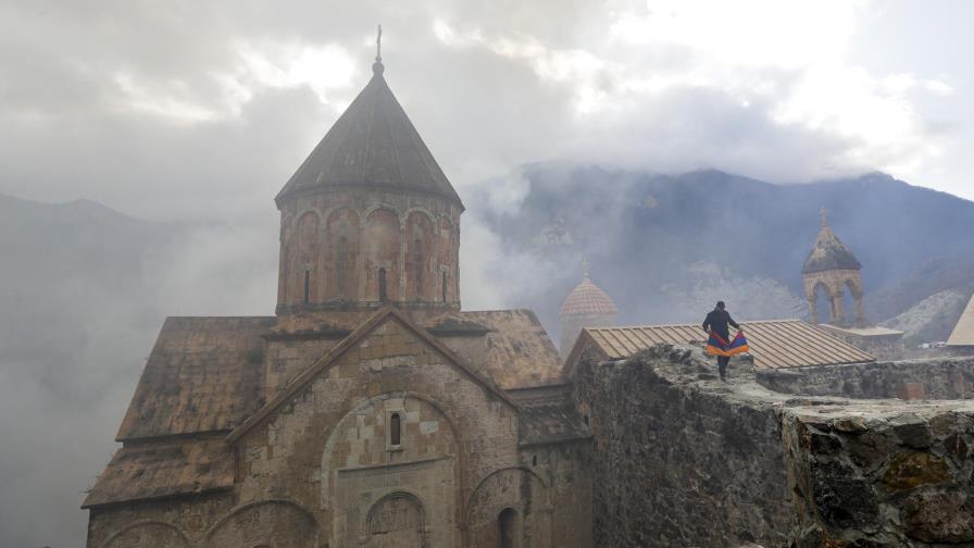 Armenios incendian sus casas en tierras cedidas a Azerbaiyán