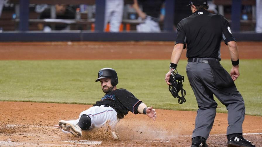 Sandy Alcántara vuelve a lanzar bien y gana cuarto partido