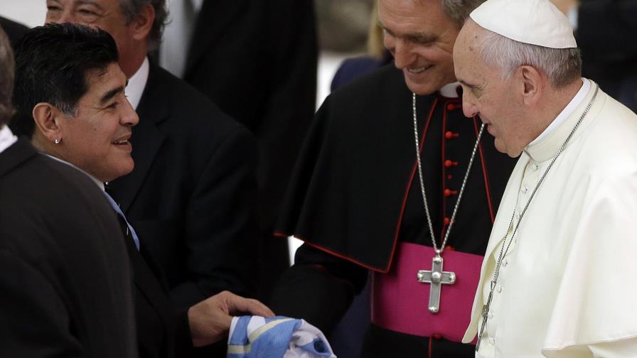 Vaticano: Papa reza por Maradona, le recuerda con afecto