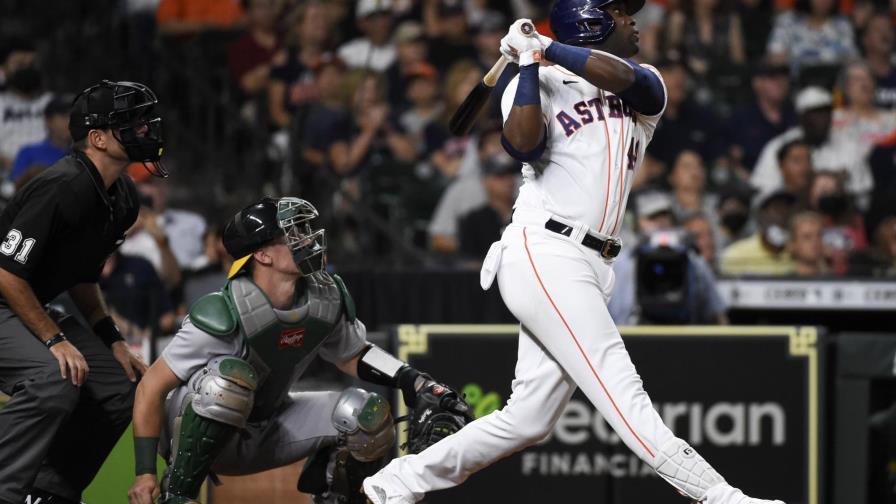 Astros vencen 9-6 a Atléticos; Álvarez y Altuve jonronean