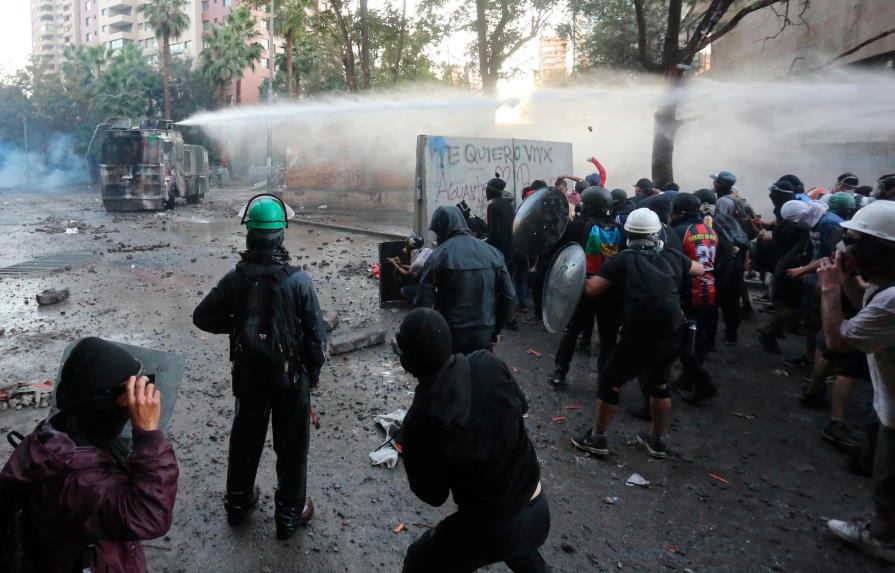 Nuevos choques en Chile tras vuelta de polémico gobernador capitalino