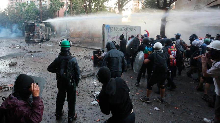Nuevos choques en Chile tras vuelta de polémico gobernador capitalino