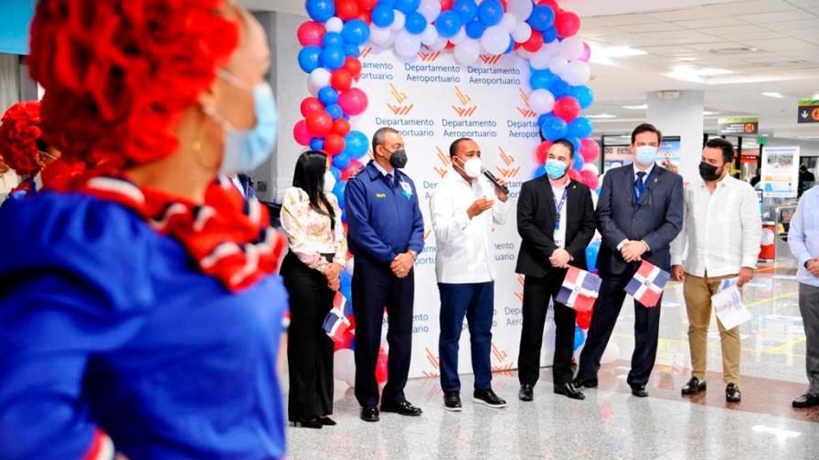 Víctor Pichardo recibe dominicanos en el exterior a ritmo de merengue Víctor Pichardo recibe dominicanos en el exterior a ritmo de merengue