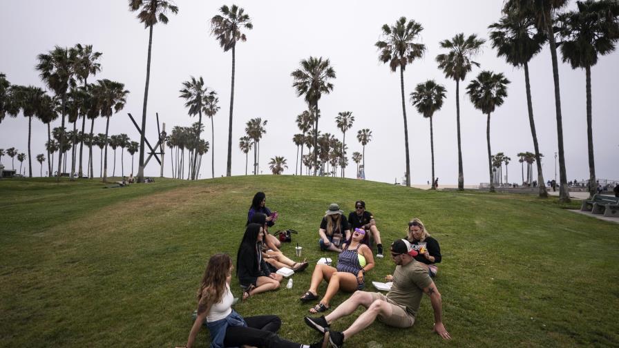 Muertes por COVID-19 en EE.UU. caen a menor nivel en 10 meses