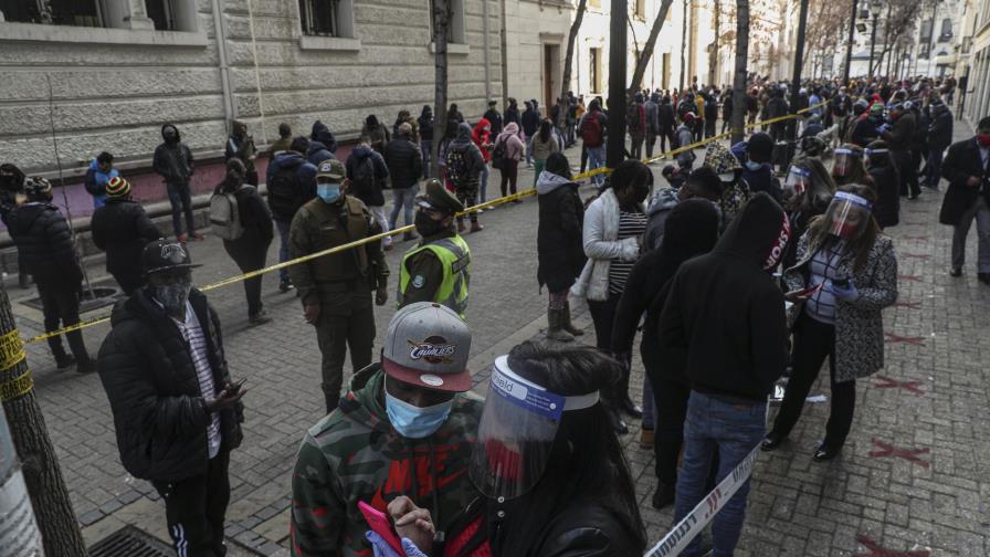Largas filas en Chile para sacar ahorros de pensiones
