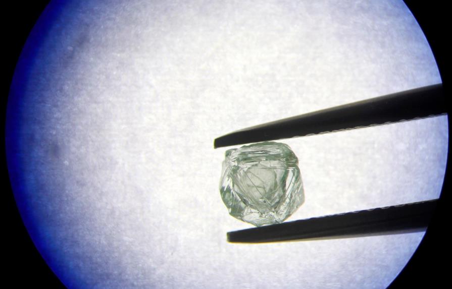 Hallan en Siberia un diamante que guarda otro en su interior