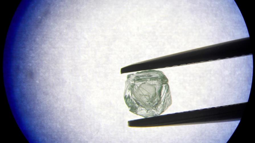 Hallan en Siberia un diamante que guarda otro en su interior