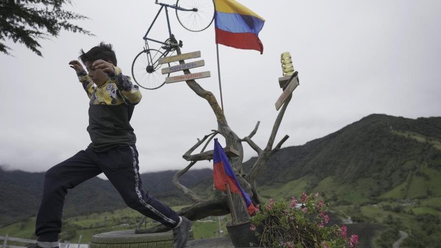 Multitud festeja en casa de padres del ecuatoriano Carapaz