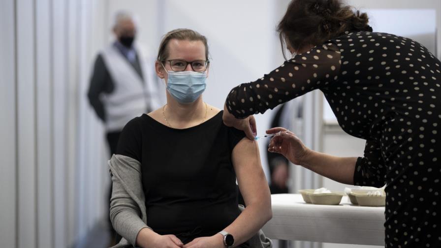 OMS: puede extenderse el lapso entre dosis de vacuna Pfizer