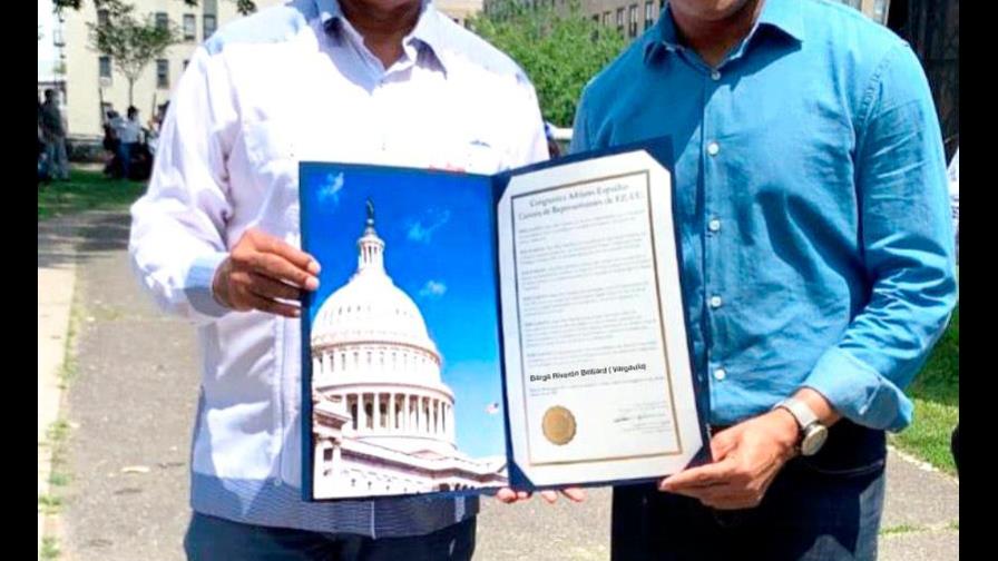 Congresista dominicano Adriano Espaillat reconoce al periodista Vargavila Riverón