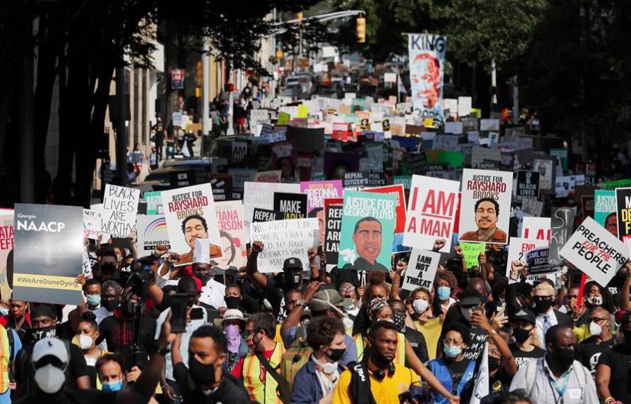 Miles protestan por muerte de afroamericano en EEUU y familia pide justicia