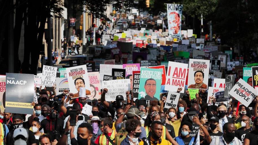 Miles protestan por muerte de afroamericano en EEUU y familia pide justicia