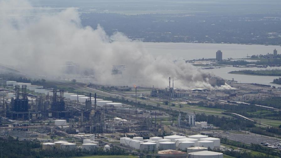 Se incendia fábrica de cloro tras paso del huracán Laura