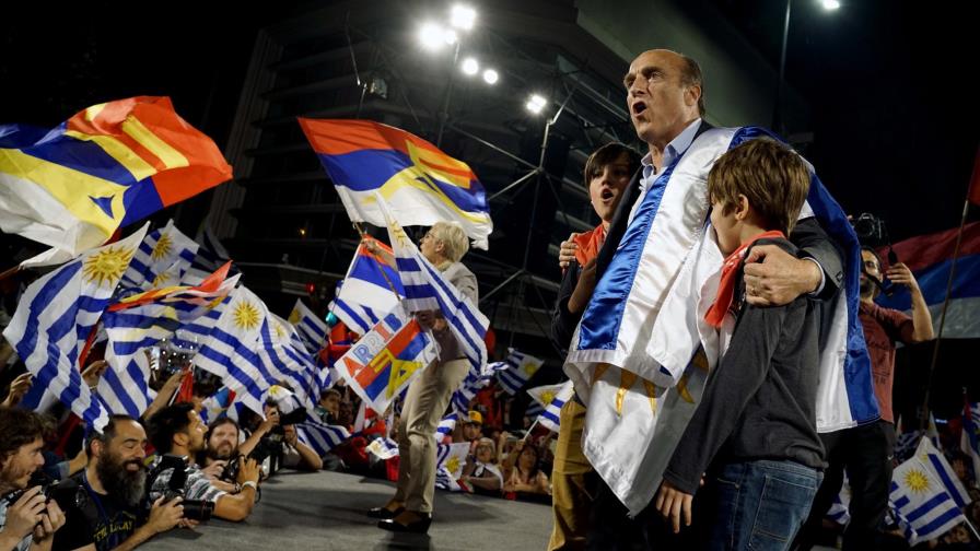 Uruguay reclama cambios en calma y a través del voto