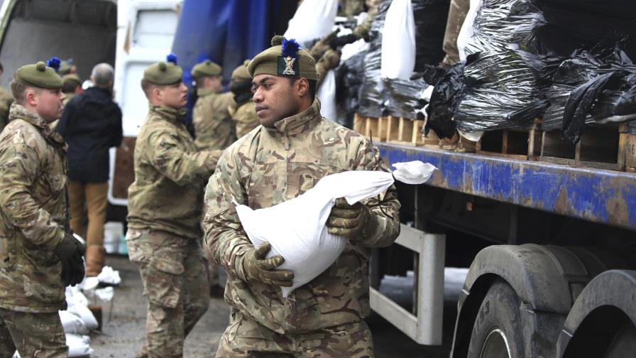 Una tormenta golpea a Gran Bretaña con crecidas y vendavales
