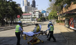 Hong Kong: m&aacute;s manifestantes abandonan campus de universidad